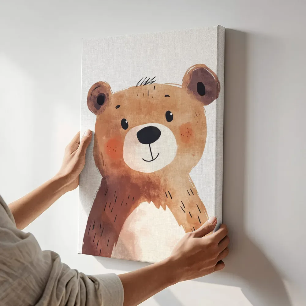 Sfeerimpressie: Knuffelbeer portret terwijl het aan de muur wordt gehangen