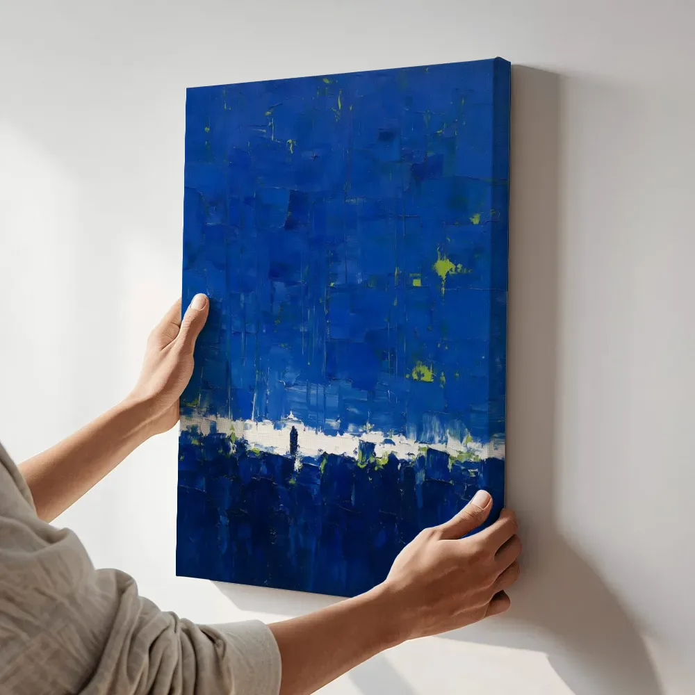 Sfeerimpressie: Kobalt en pruisisch blauw van onderaf terwijl het aan de muur wordt gehangen