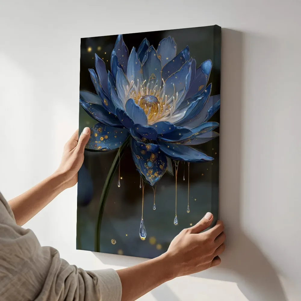 Sfeerimpressie: Kobaltblauwe lotus met een gouden hart terwijl het aan de muur wordt gehangen