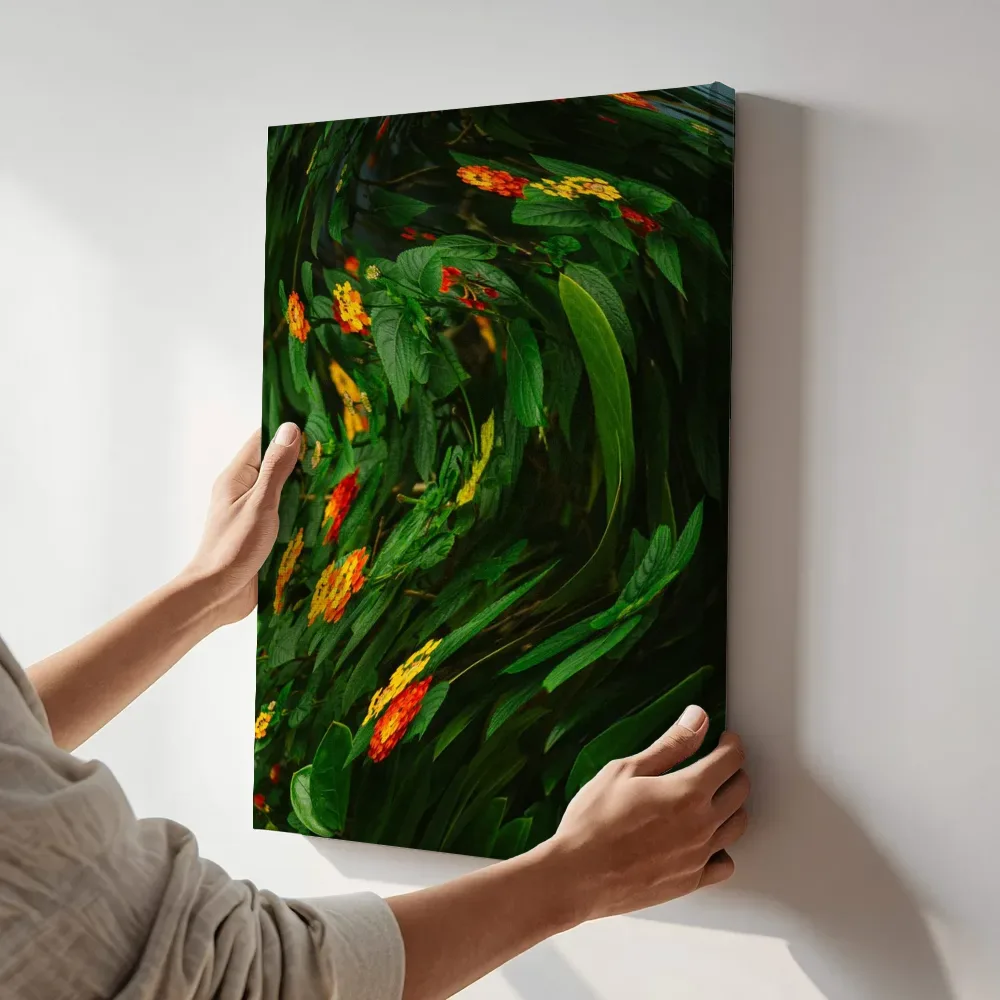 Sfeerimpressie: Kolkende reflectie van bladgroen terwijl het aan de muur wordt gehangen