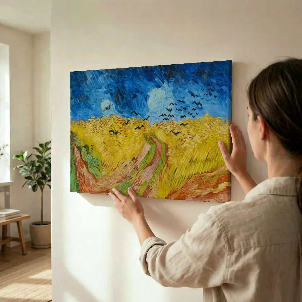 Sfeerimpressie: Korenveld met kraaien van Vincent van Gogh terwijl het wordt opgehangen