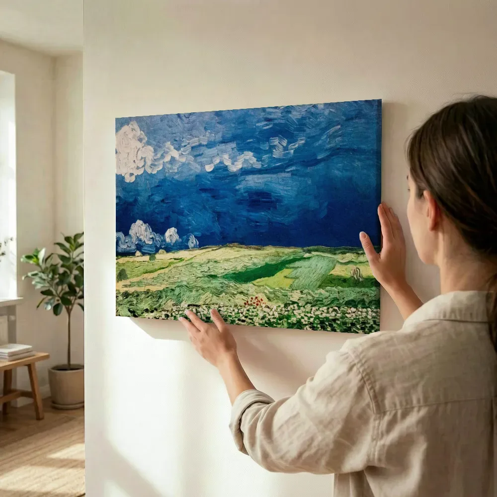 Sfeerimpressie: Korenveld onder onweerslucht van Vincent van Gogh terwijl het wordt opgehangen
