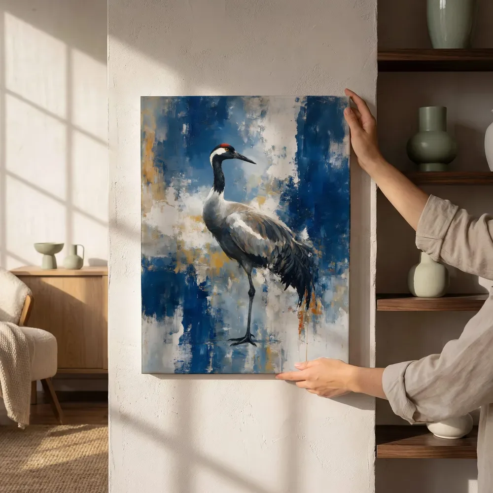 Sfeerimpressie: Kraanvogel half opgelost in delftsblauw naast de kast