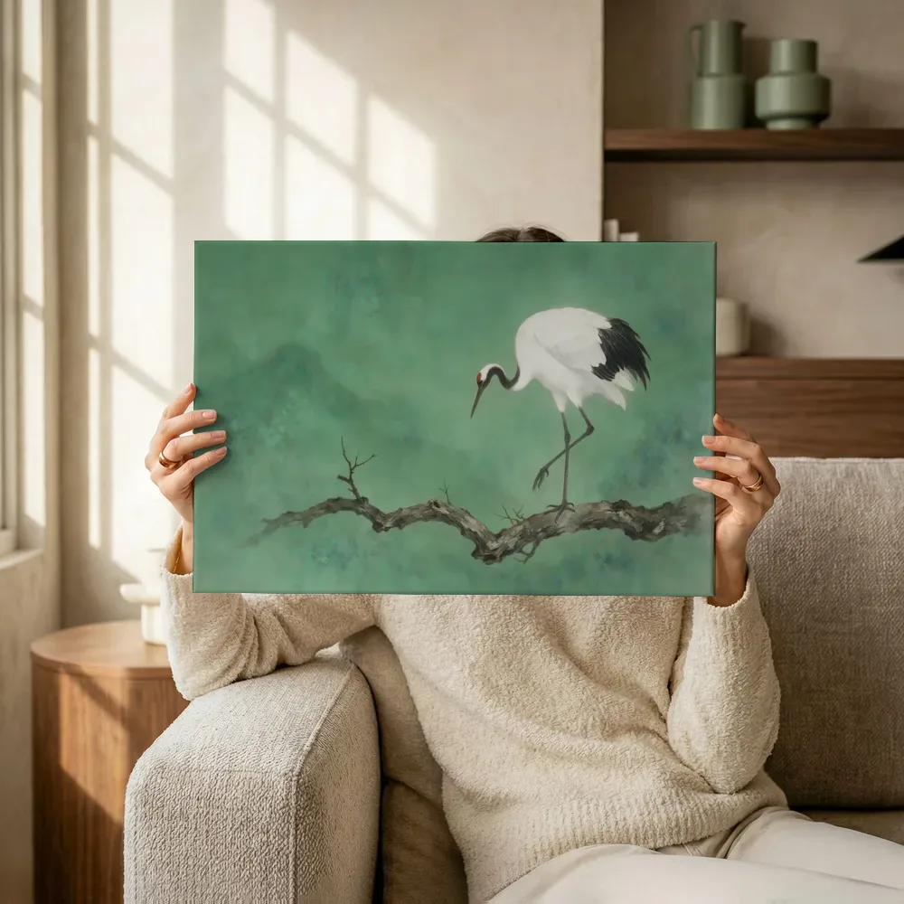 Sfeerimpressie: Kraanvogel in diep jade terwijl het omhoog wordt gehouden