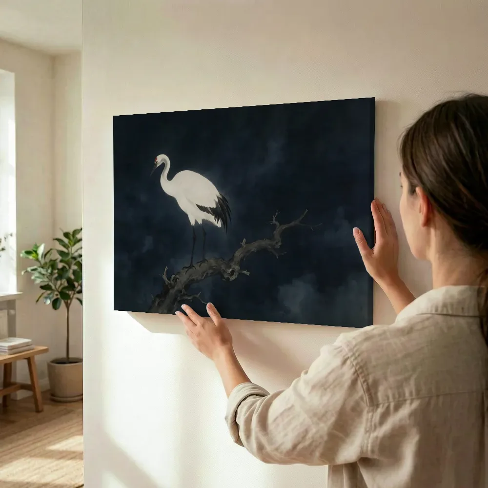 Sfeerimpressie: Kraanvogel in inktzwart terwijl het wordt opgehangen