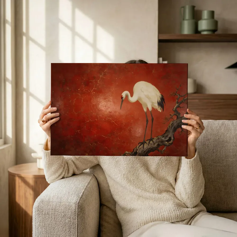 Sfeerimpressie: Kraanvogel in vermiljoenrood terwijl het omhoog wordt gehouden