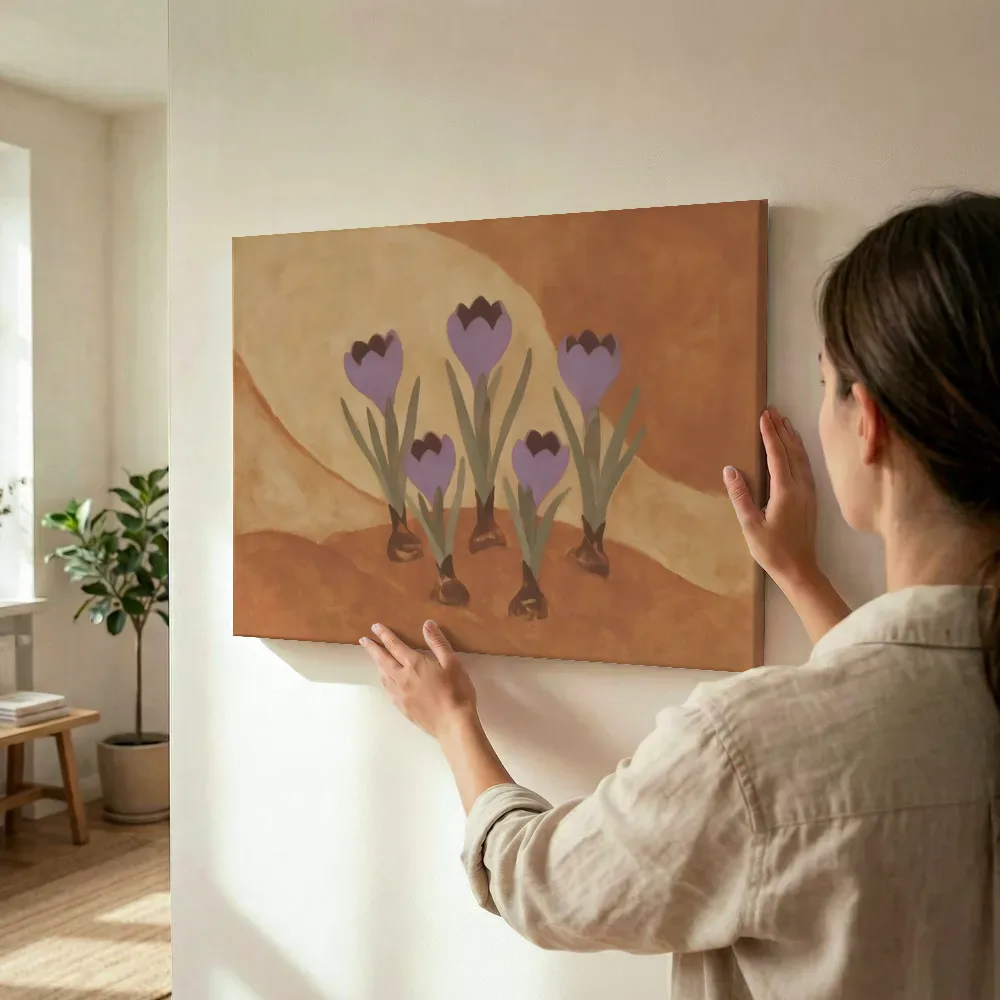 Sfeerimpressie: Krokus in terracotta en zand terwijl het wordt opgehangen