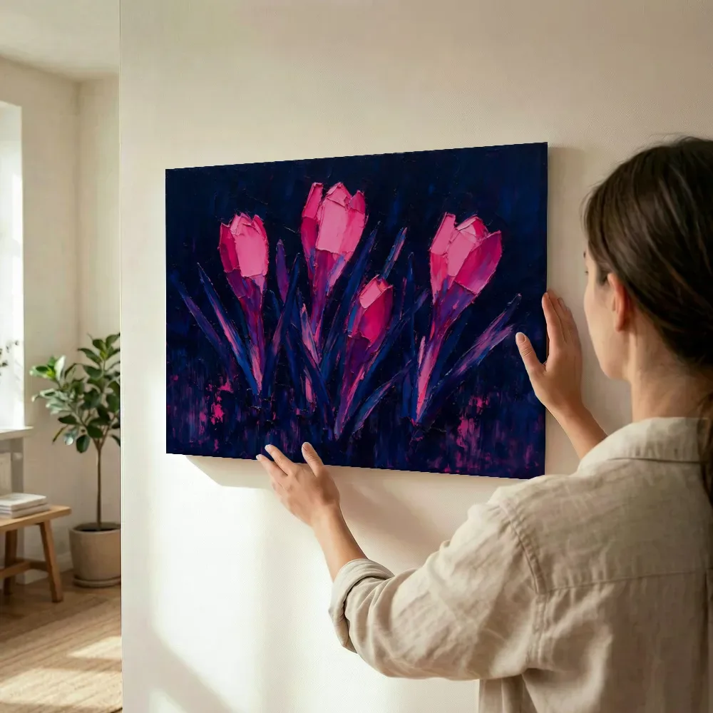 Sfeerimpressie: Krokus van dichtbij in fuchsia terwijl het wordt opgehangen