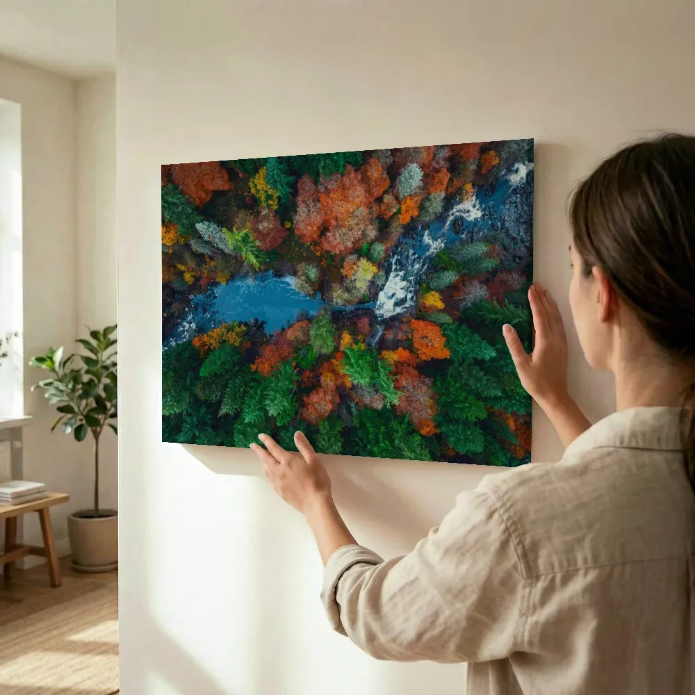 Sfeerimpressie: Kronkelende rivier door herfstkleuren terwijl het wordt opgehangen