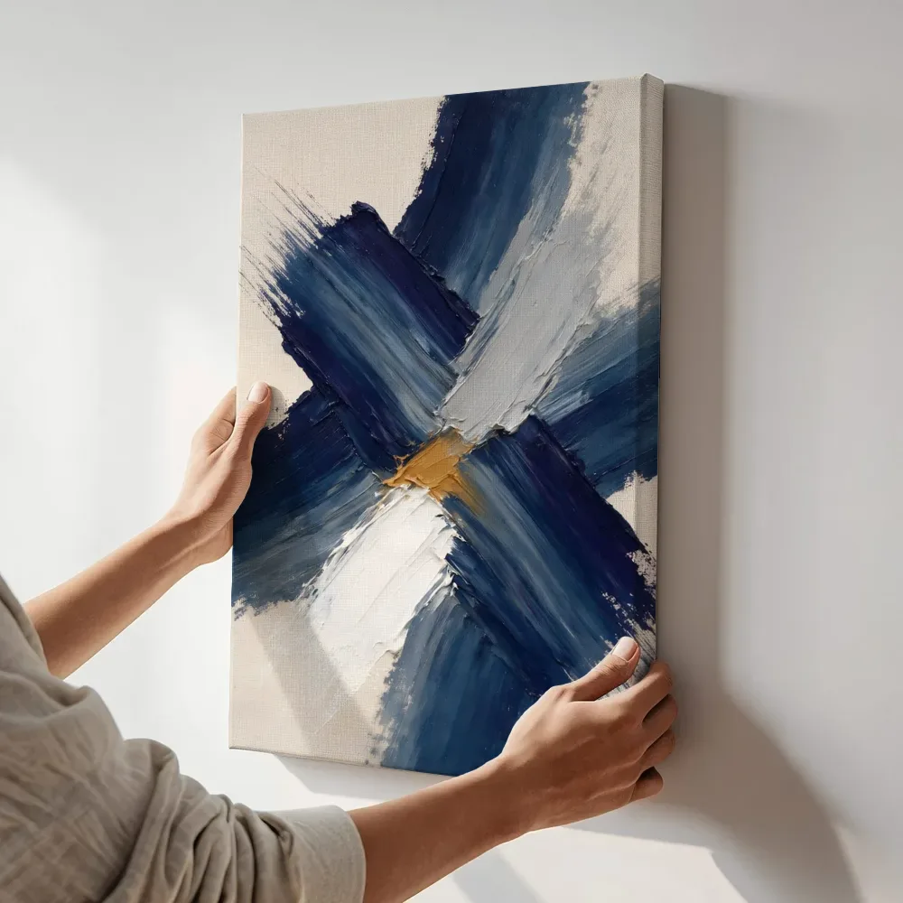 Sfeerimpressie: Kruisende veeg paletmes, inkt en steen in marineblauw terwijl het aan de muur wordt gehangen
