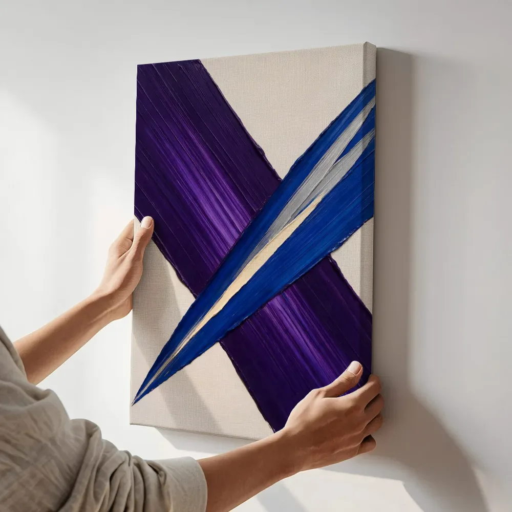 Sfeerimpressie: Kruisende veeg paletmes, kobalt en violet terwijl het aan de muur wordt gehangen