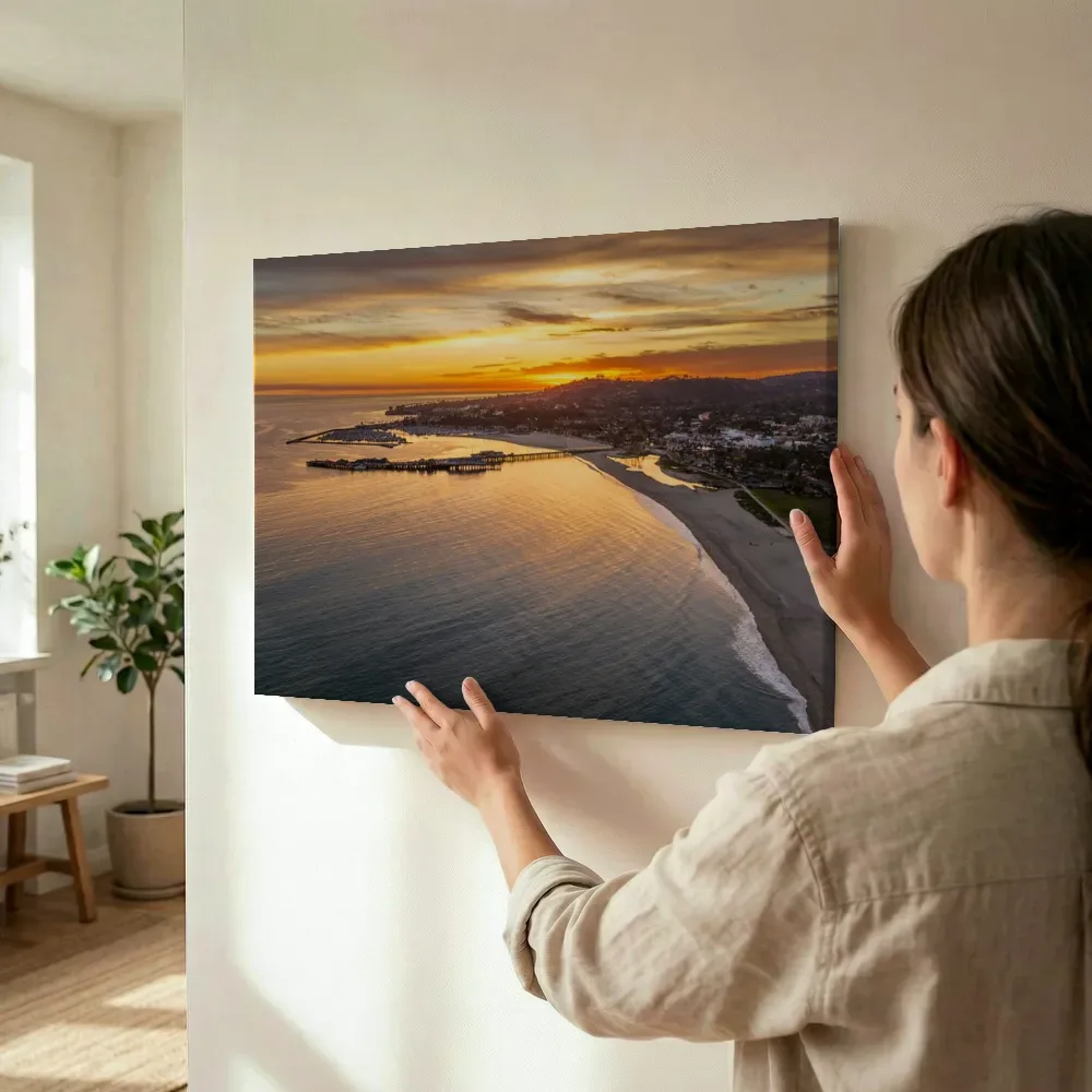 Sfeerimpressie: Kustlijn en jachthaven bij zonsondergang terwijl het wordt opgehangen