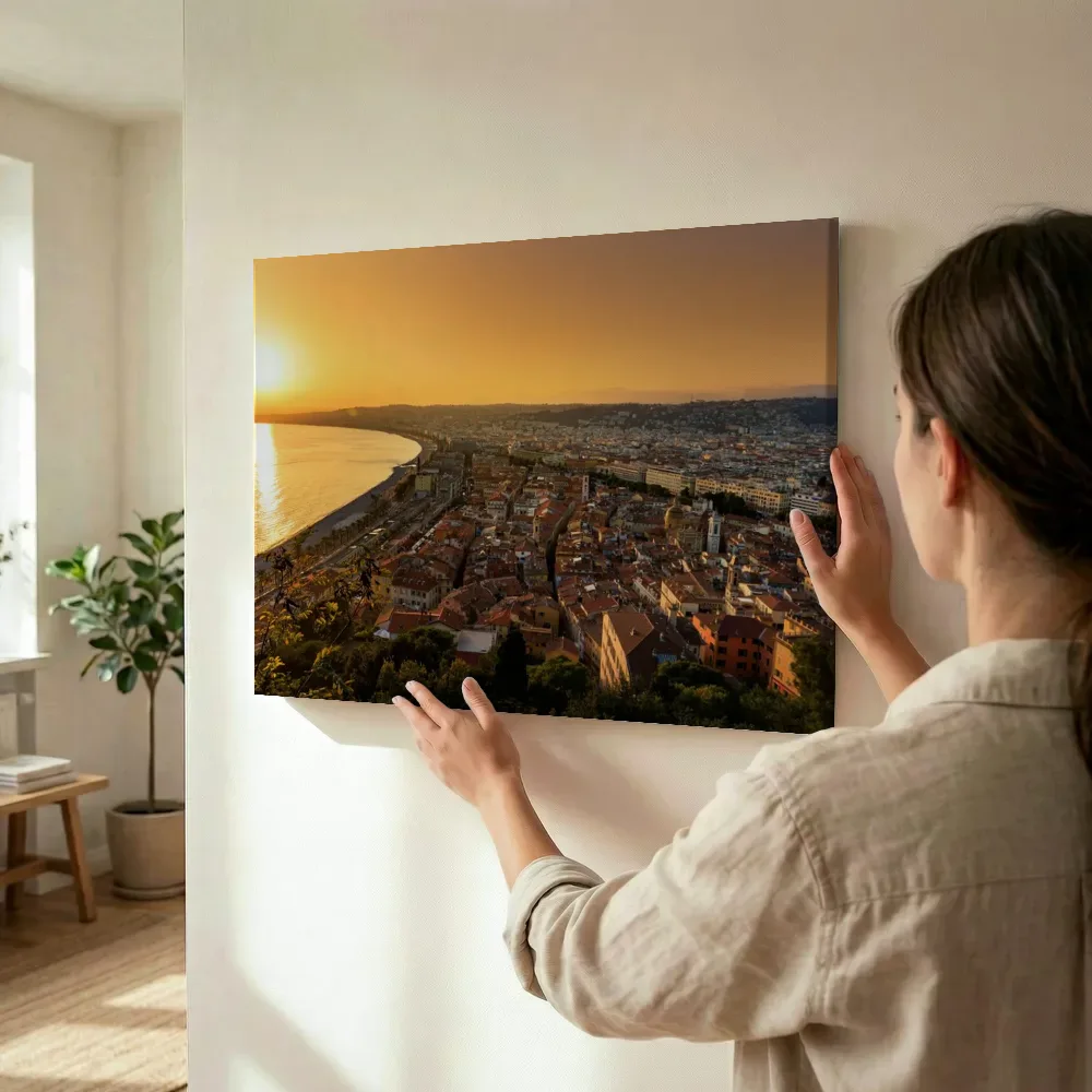 Sfeerimpressie: Kuststad bij zonsondergang terwijl het wordt opgehangen