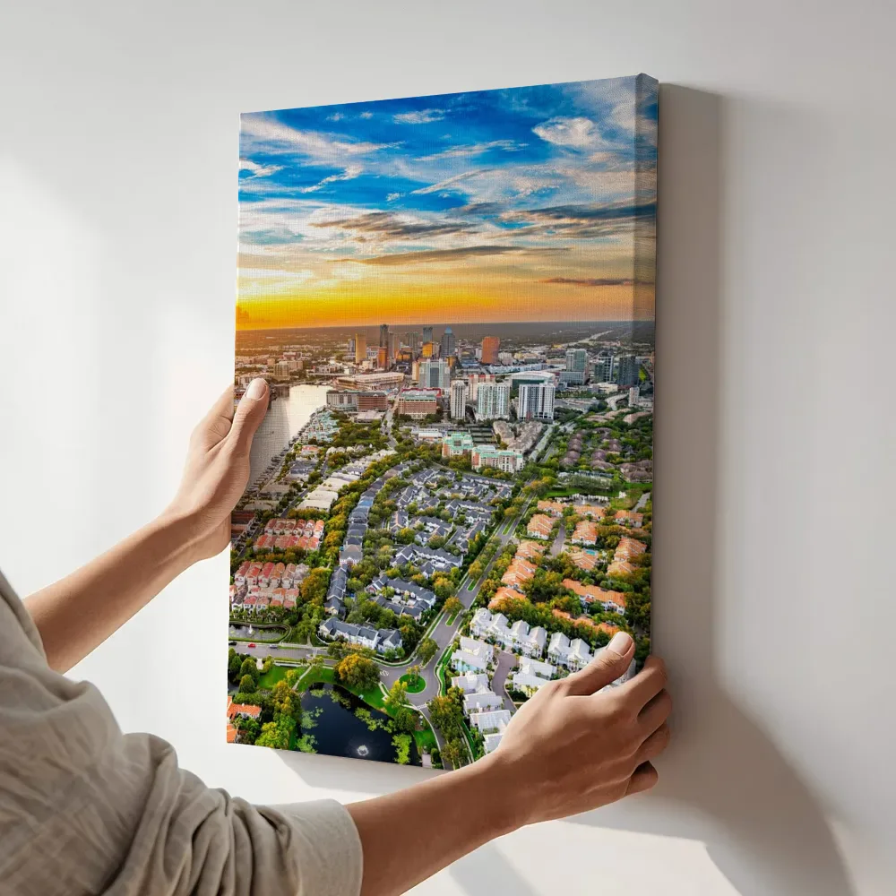 Sfeerimpressie: Kustwijk bij zonsondergang vanuit de lucht terwijl het aan de muur wordt gehangen
