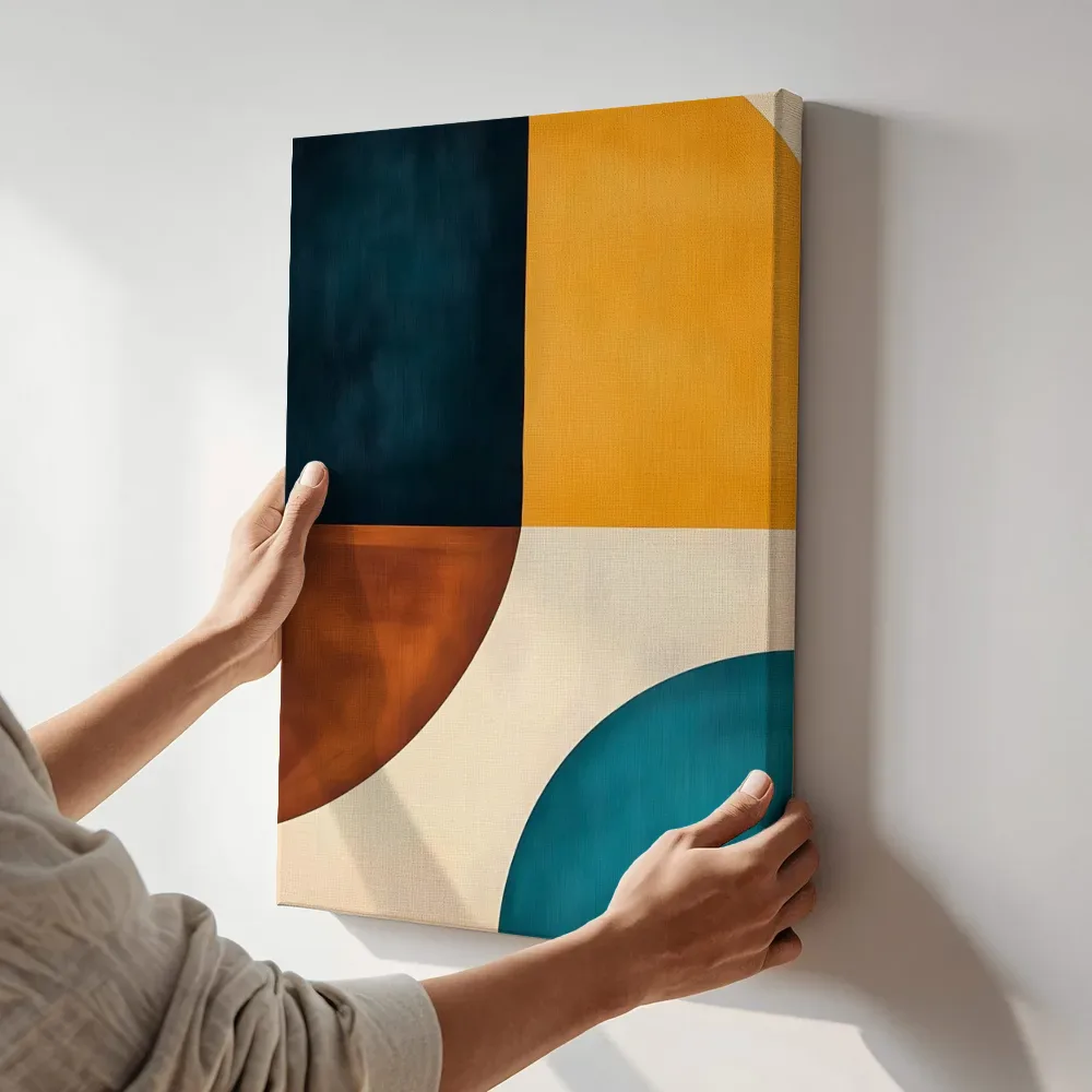 Sfeerimpressie: Kwadranten compositie in marineblauw, mosterd en roest terwijl het aan de muur wordt gehangen