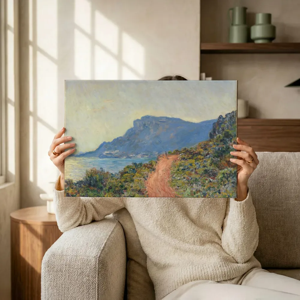 Sfeerimpressie: La Corniche bij Monaco van Claude Monet terwijl het omhoog wordt gehouden