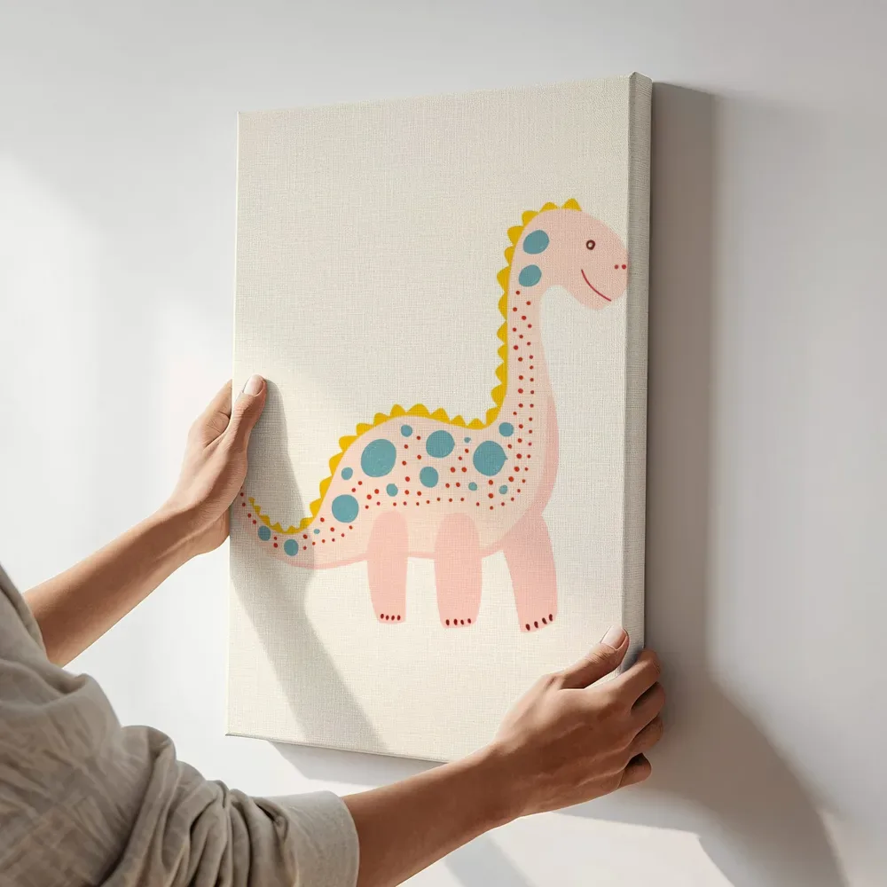 Sfeerimpressie: Lachende dino met stippen terwijl het aan de muur wordt gehangen