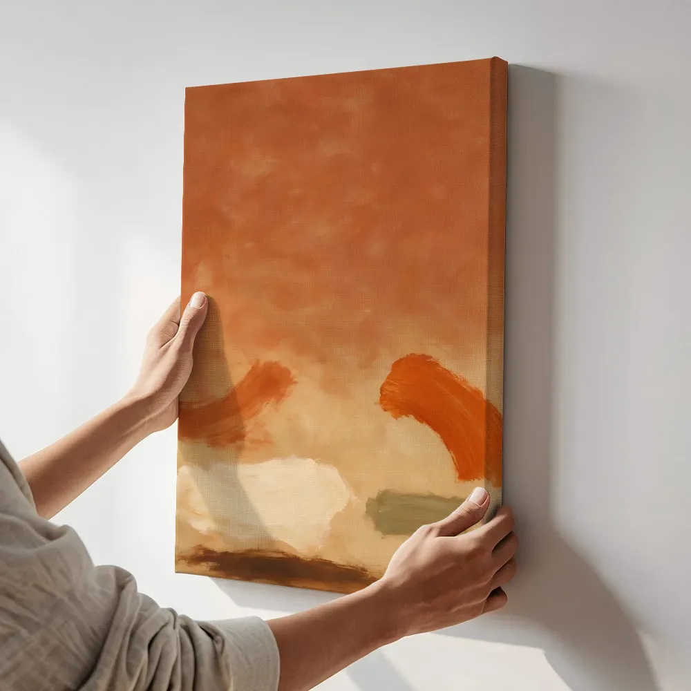 Sfeerimpressie: Lage streken in terracotta en bruin terwijl het aan de muur wordt gehangen