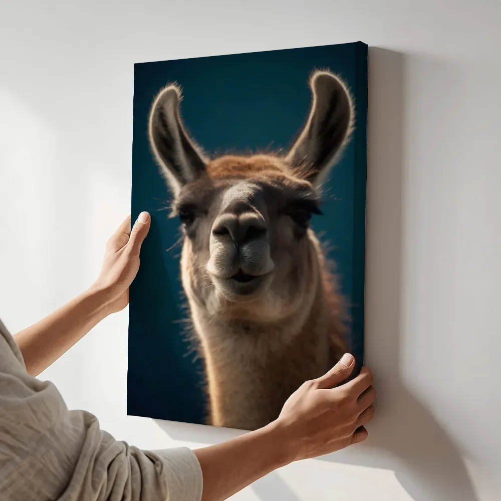 Sfeerimpressie: Lama in petrolblauw terwijl het aan de muur wordt gehangen