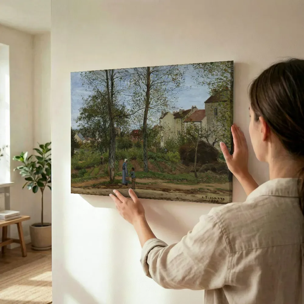 Sfeerimpressie: Landschap bij Louveciennes (herfst) van Camille Pissarro terwijl het wordt opgehangen