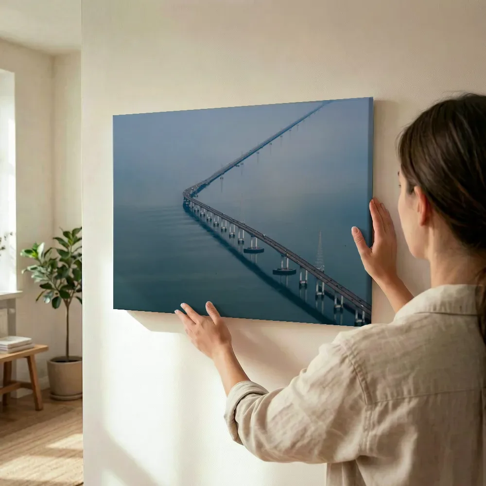 Sfeerimpressie: Lange brug door de mist terwijl het wordt opgehangen