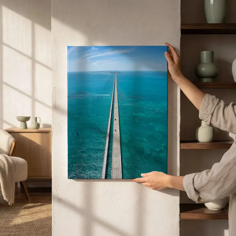 Sfeerimpressie: Lange brug over turquoise zee naast de kast