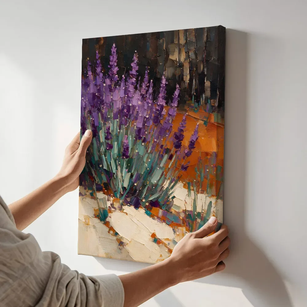 Sfeerimpressie: Lavendel aan de bosrand in paarsoranje terwijl het aan de muur wordt gehangen