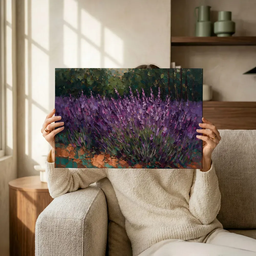 Sfeerimpressie: Lavendel aan de bosrand in violet terwijl het omhoog wordt gehouden