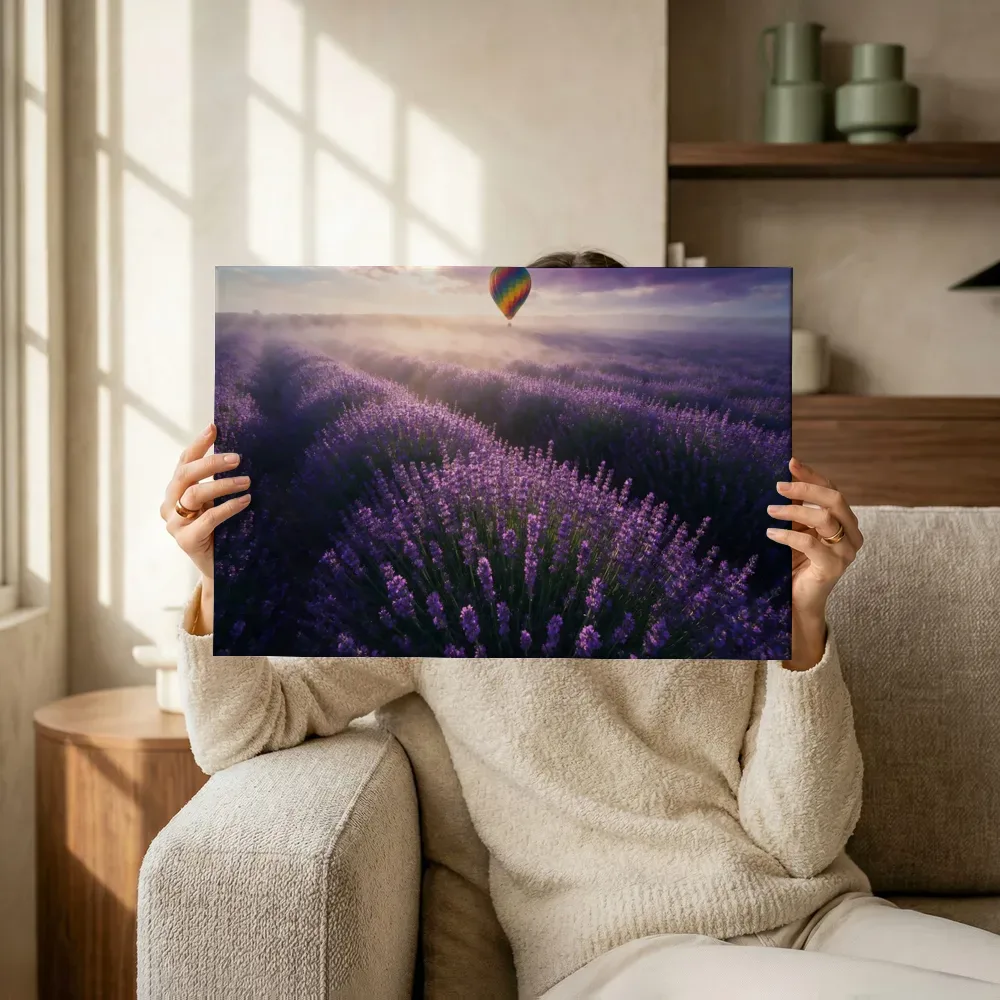 Sfeerimpressie: Lavendel bij de ochtendmist 13 terwijl het omhoog wordt gehouden