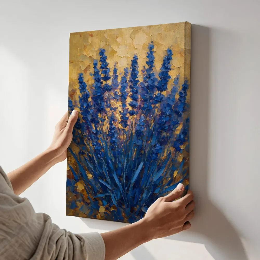 Sfeerimpressie: Lavendel in groepjes in diepblauw terwijl het aan de muur wordt gehangen