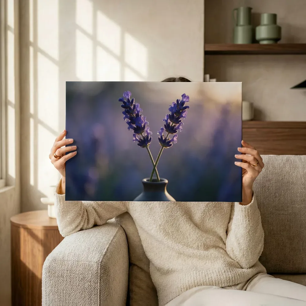 Sfeerimpressie: Lavendel in het gouden uur, diep paarsblauw 3 terwijl het omhoog wordt gehouden