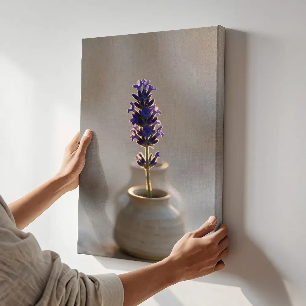 Sfeerimpressie: Lavendel in het gouden uur, diep paarsblauw 7 terwijl het aan de muur wordt gehangen