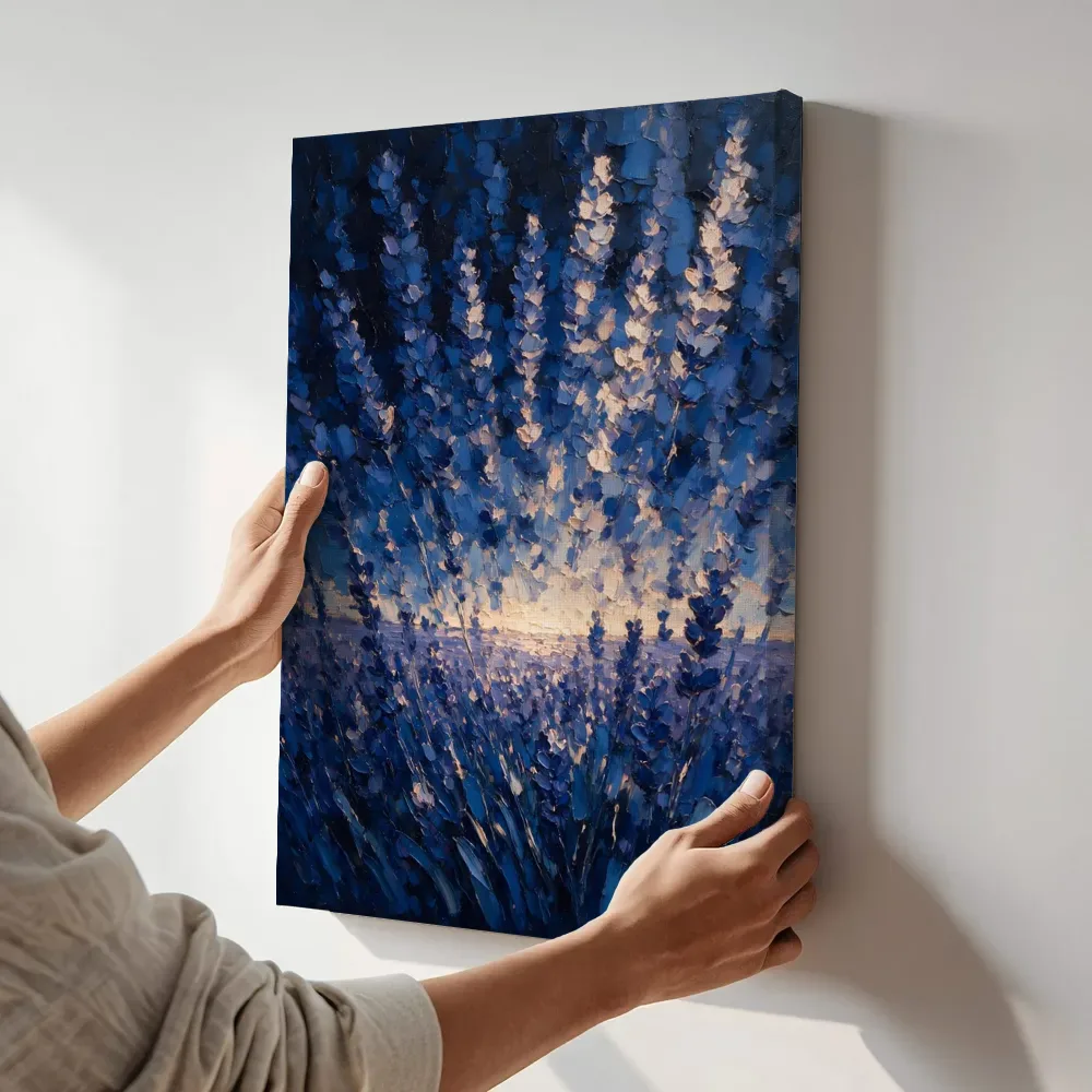 Sfeerimpressie: Lavendel in het landschap in diepblauw terwijl het aan de muur wordt gehangen