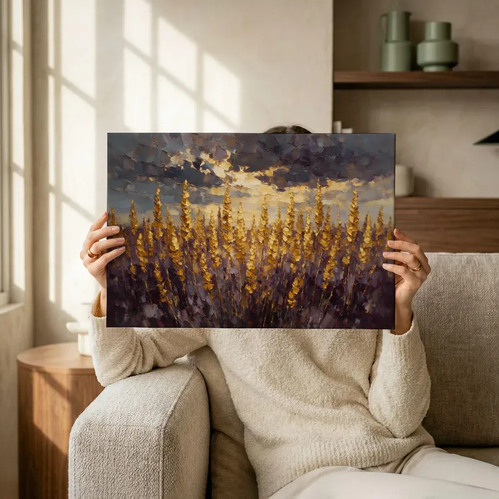 Sfeerimpressie: Lavendel onder een storm in goudoker terwijl het omhoog wordt gehouden