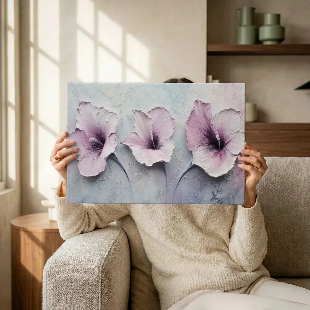 Sfeerimpressie: Lavendelpaarse hibiscus terwijl het omhoog wordt gehouden