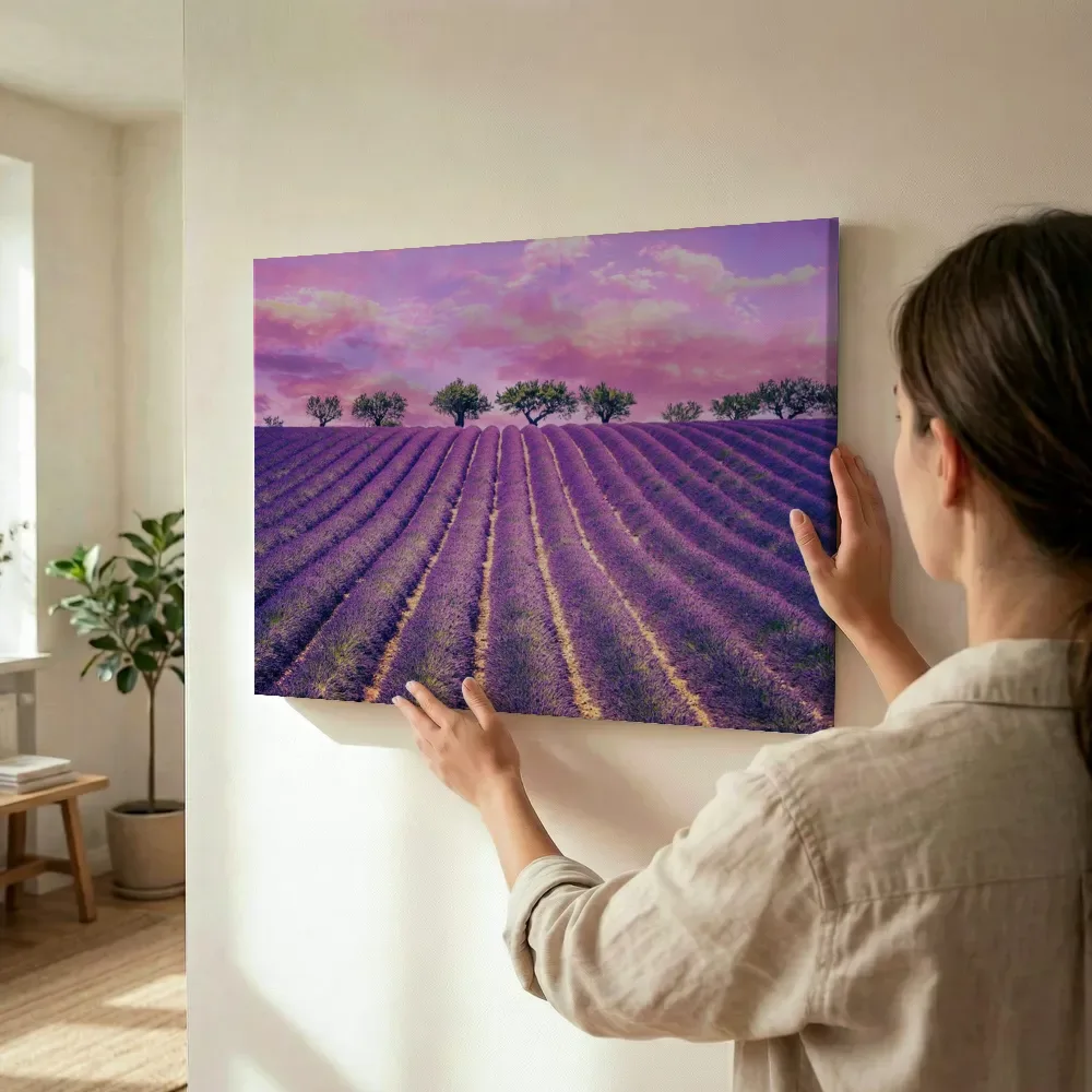Sfeerimpressie: Lavendelvelden onder een roze lucht terwijl het wordt opgehangen