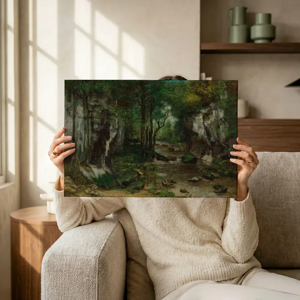Sfeerimpressie: Le ruisseau de puits noir CKS 0061 000 van Gustave Courbet terwijl het omhoog wordt gehouden