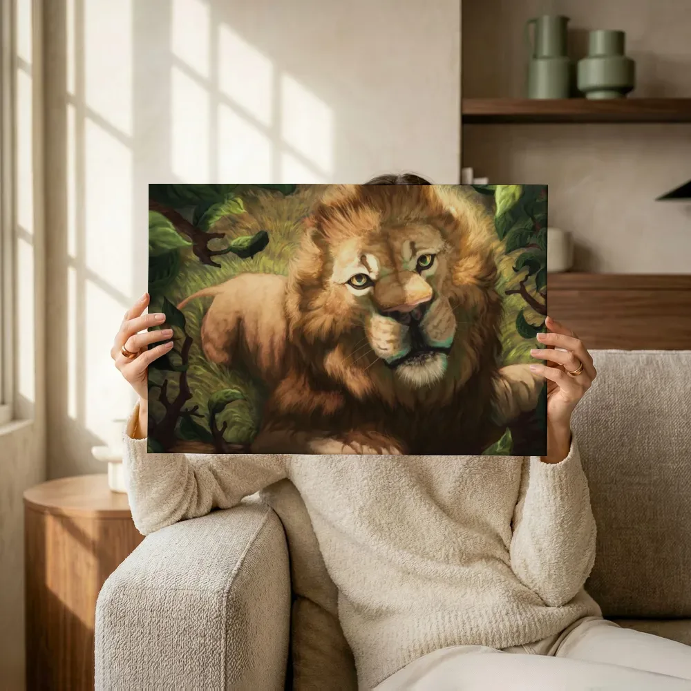 Sfeerimpressie: Leeuw in de jungle terwijl het omhoog wordt gehouden