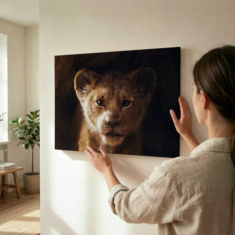 Sfeerimpressie: Leeuwenwelp in dramatisch licht terwijl het wordt opgehangen