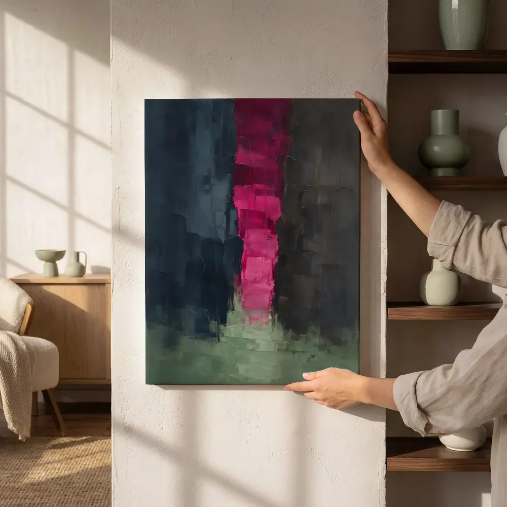 Sfeerimpressie: Leisteen en magenta met lichtspleet naast de kast
