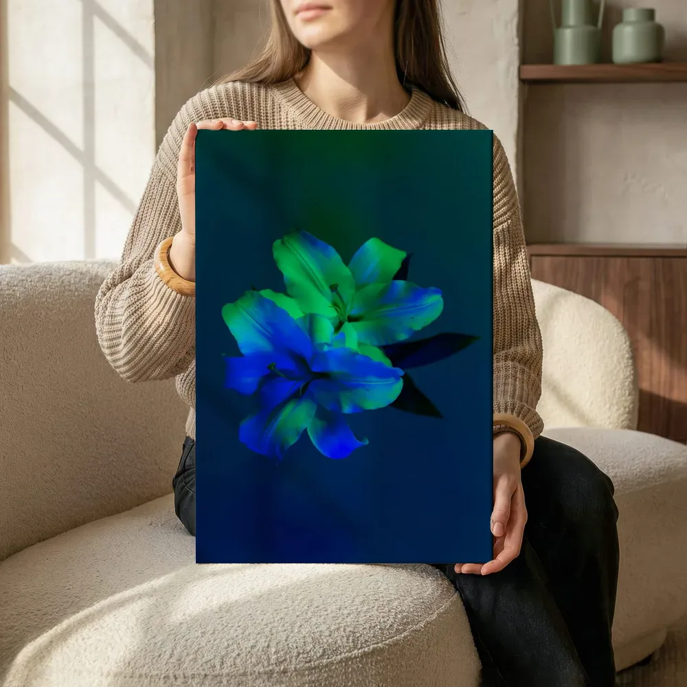 Sfeerimpressie: Lelies in betoverend blauw-groen terwijl het zittend wordt getoond
