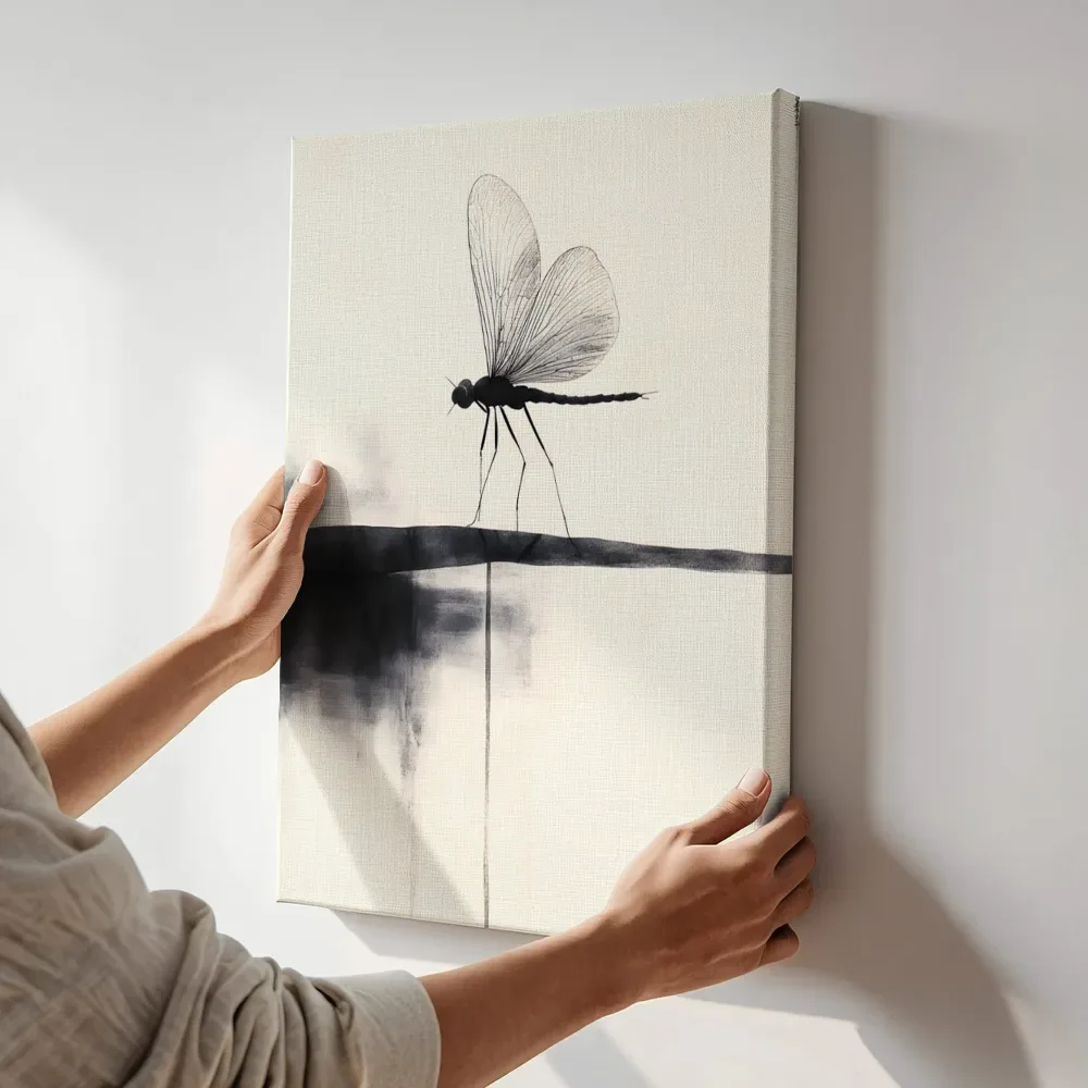 Sfeerimpressie: Libelle boven water terwijl het aan de muur wordt gehangen