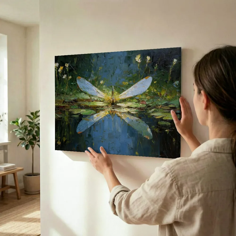 Sfeerimpressie: Libelle met spiegeling tussen wilde bloemen terwijl het wordt opgehangen