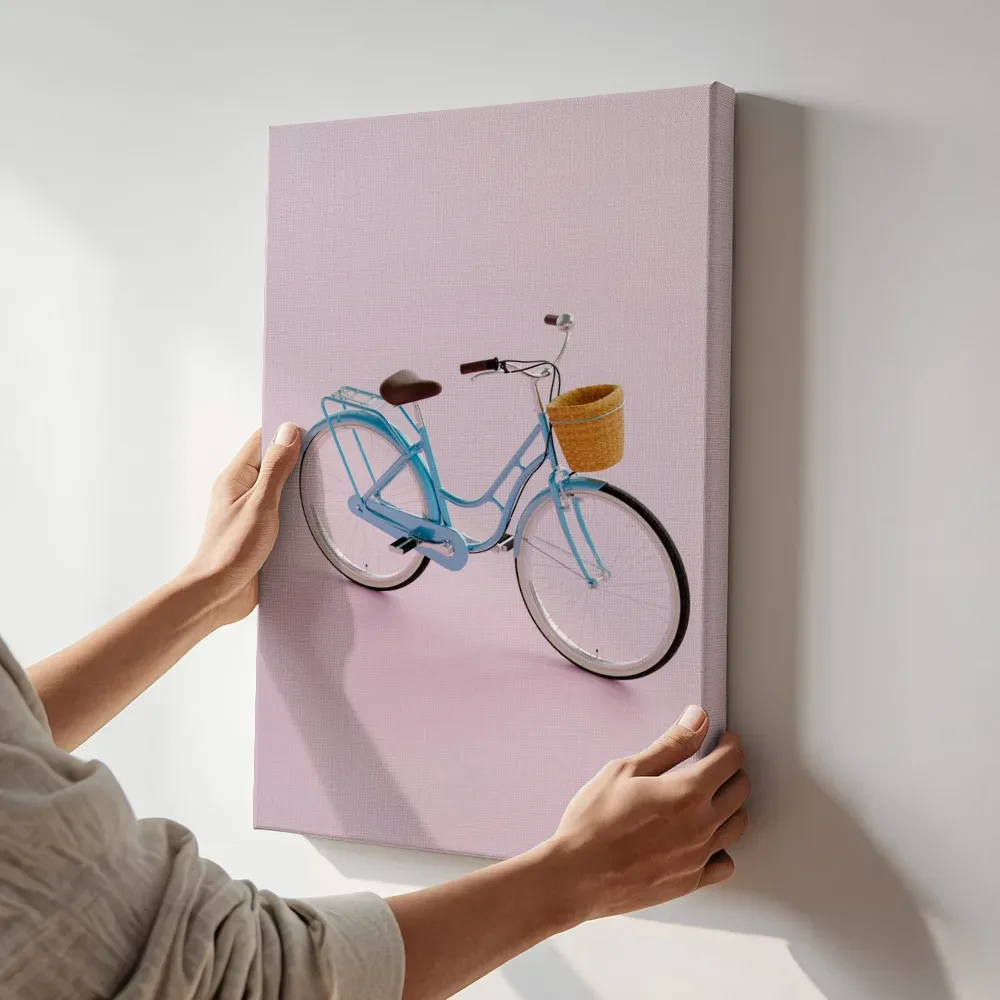 Sfeerimpressie: Lichtblauwe fiets op roze terwijl het zittend wordt getoond