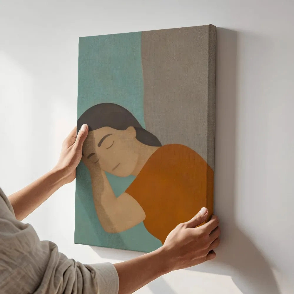 Sfeerimpressie: Liggende vrouw in aqua en warm grijs terwijl het aan de muur wordt gehangen