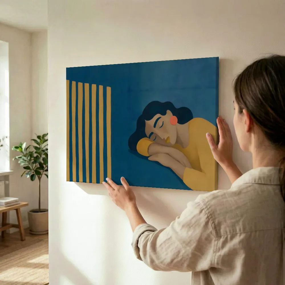 Sfeerimpressie: Liggende vrouw in nachtblauw en oker terwijl het wordt opgehangen