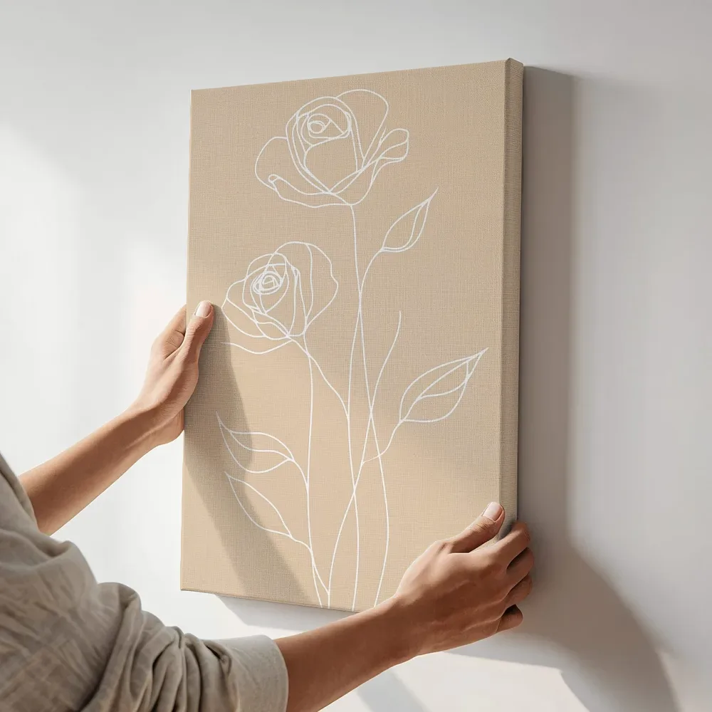 Sfeerimpressie: Lijntekening rozen beige terwijl het aan de muur wordt gehangen