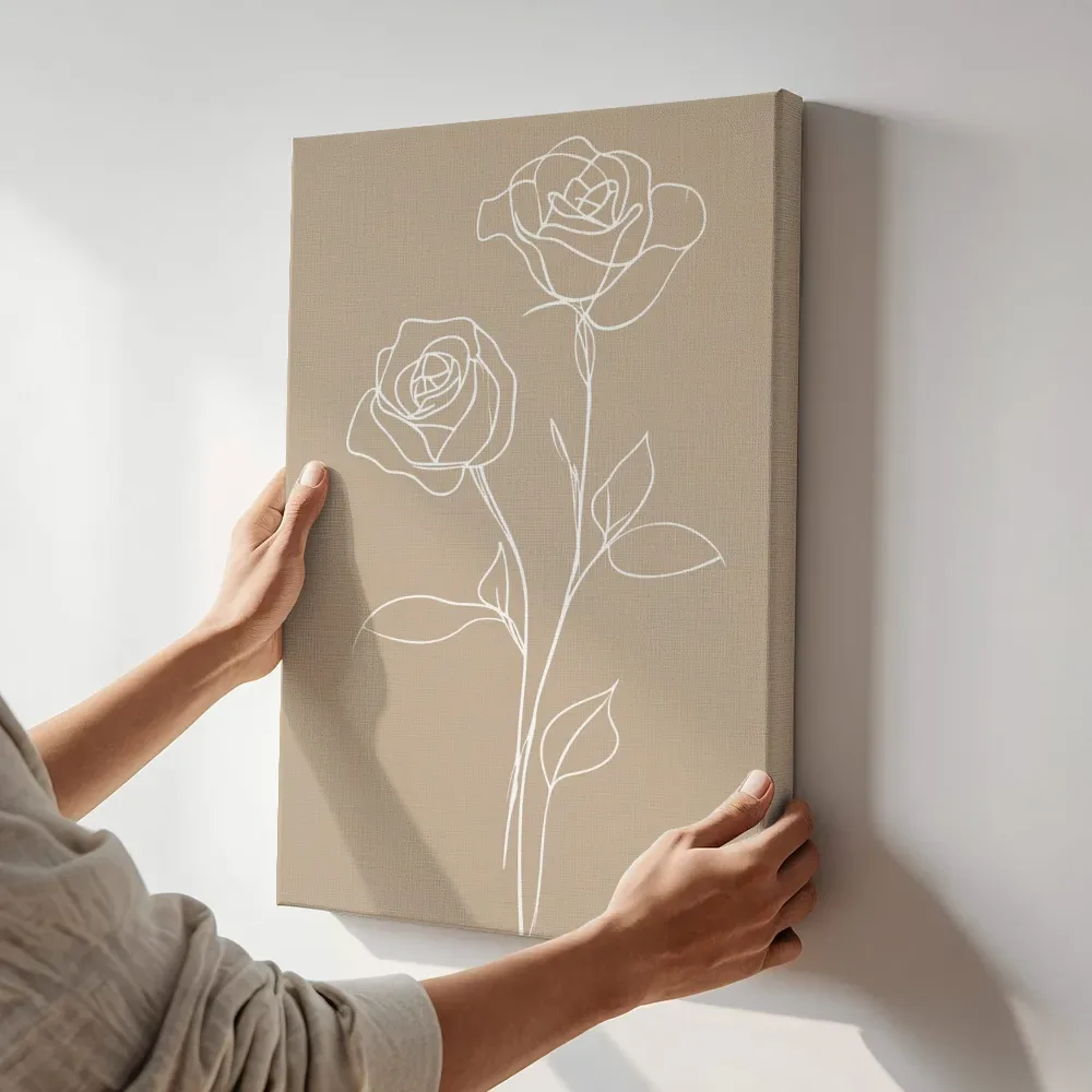 Sfeerimpressie: Lijntekening rozen taupe terwijl het aan de muur wordt gehangen