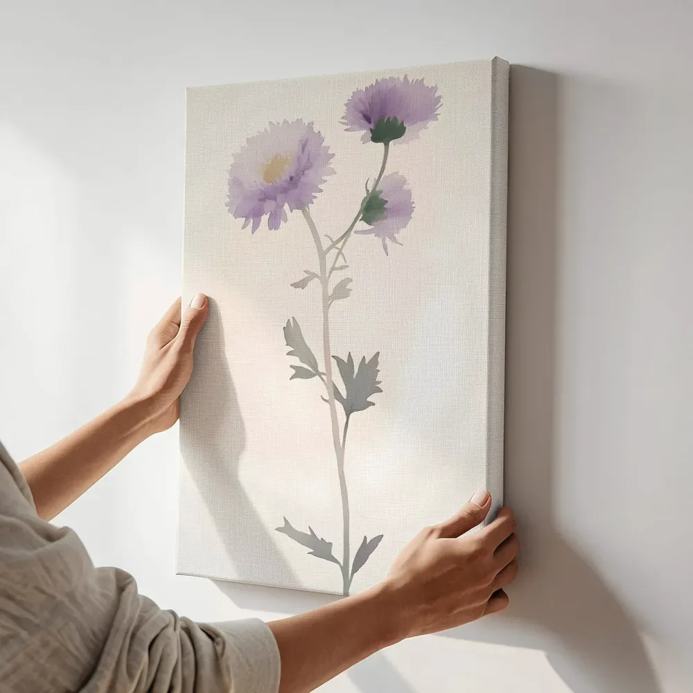 Sfeerimpressie: Lila chrysanten terwijl het aan de muur wordt gehangen