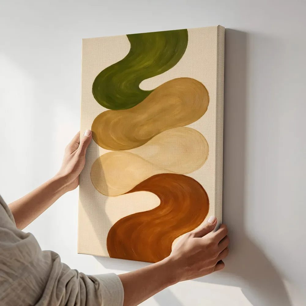 Sfeerimpressie: Lintvormen Organic Geometry in olijfgroen 2 terwijl het aan de muur wordt gehangen